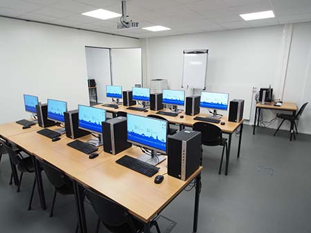 Postes de travail informatique à la salle d'EPN à Uccle