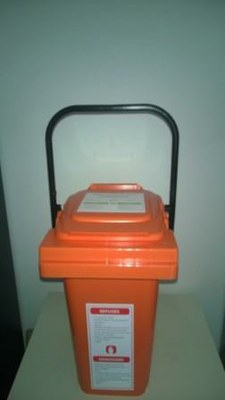 Conteneurs oranges de 25 litres, disponibles au Service de la Propreté pour les Ucclois.