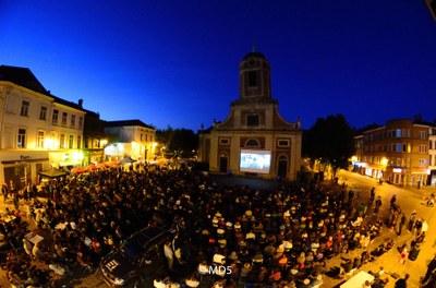 Le parvis St-Pierre fait son cinéma réunit des centaines de badauds amoureux de cinéma.
