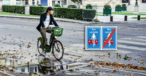 Une rue cyclable avec panneaux