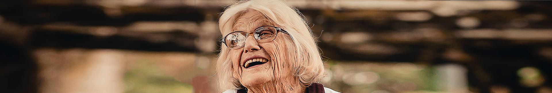 Bannière de la page Centre récréatifs d'Uccle - photo d'une dame âgée souriante