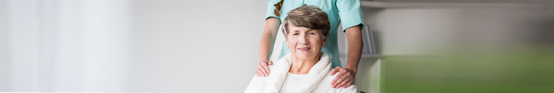 Bannière de la page Aide aux seniors - une senior avec un aide soignant
